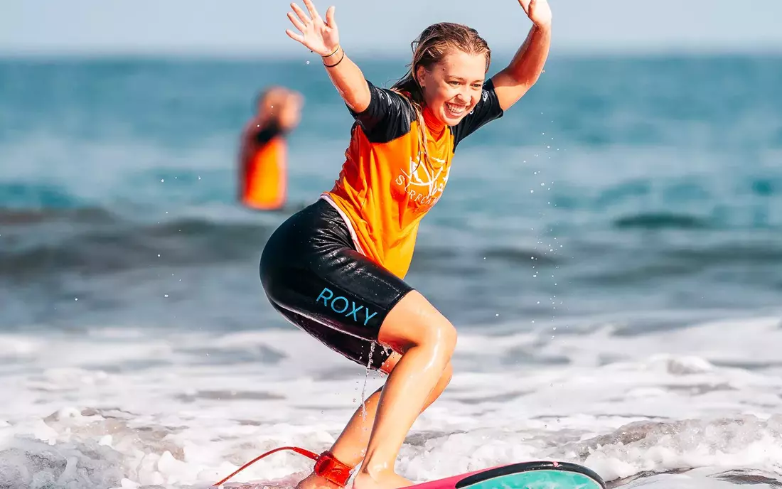 Surfer beim Surfen lernen auf Gran Canaria