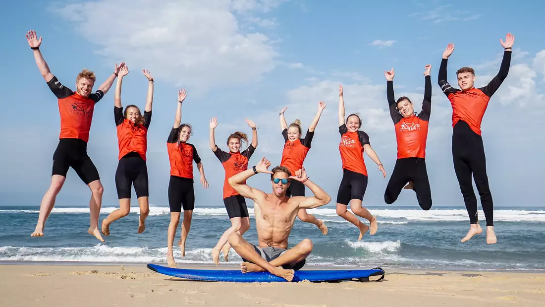 Freudensprünge nach erfolgreicher Surfsession