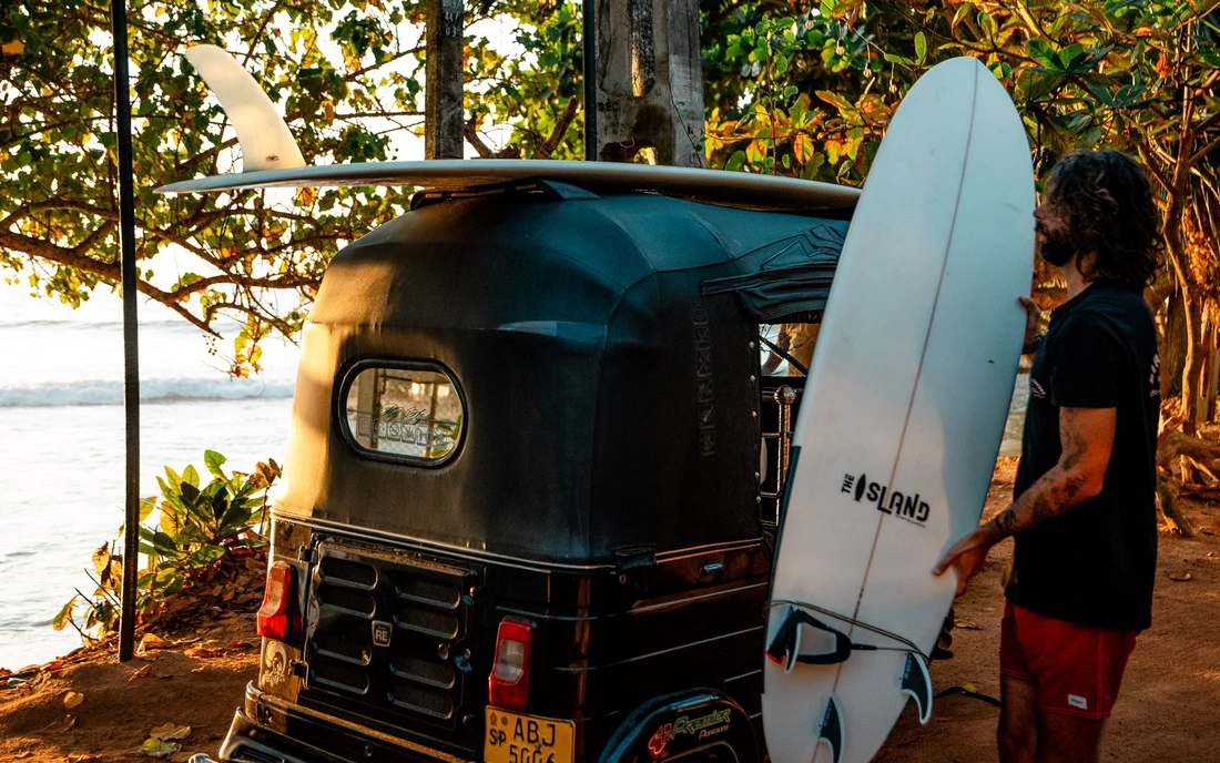 Beachfront Surfcamp Sri Lanka Guiding tuk tuk