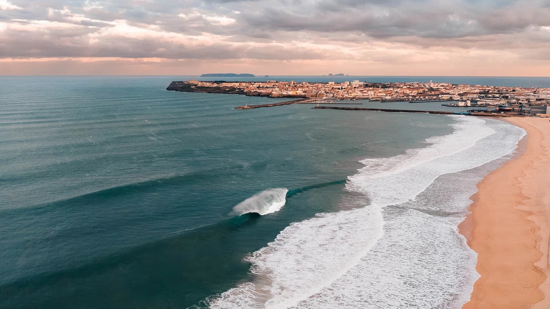 der Strand und die weltberühmte Welle Supertubos