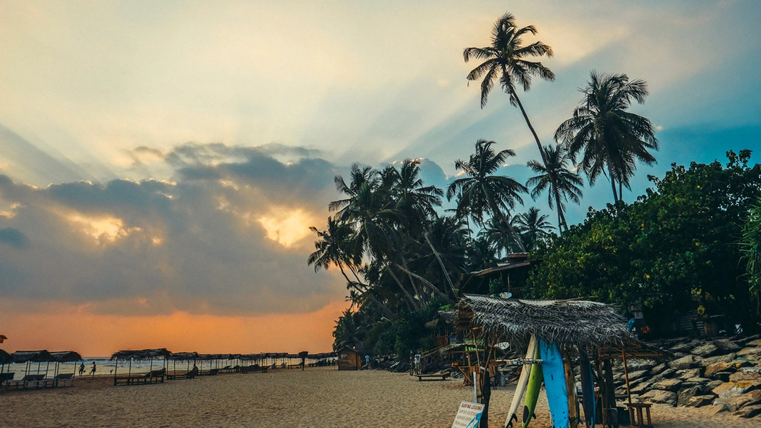 Sonnenuntergang am paradiesischen Strand