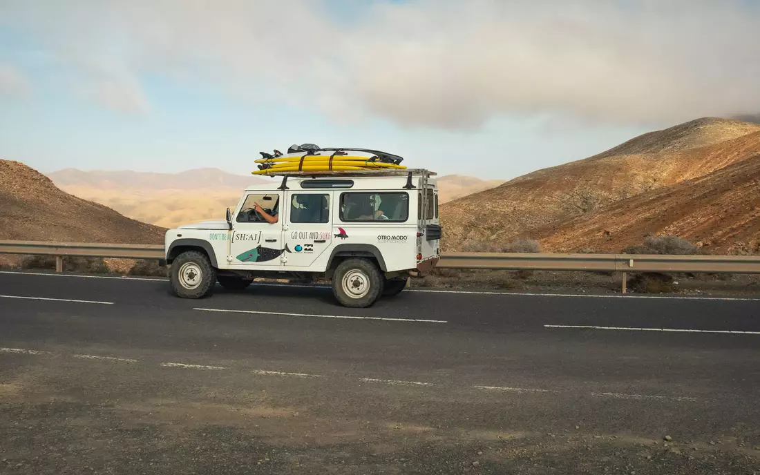 Surfcamp Fuerteventura Land Rover Dirtroad