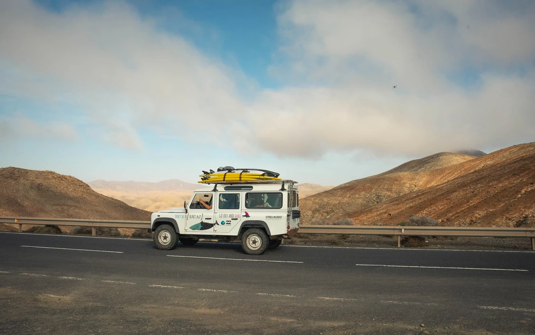 Surf camp Fuerteventura Land Rover Dirt Road