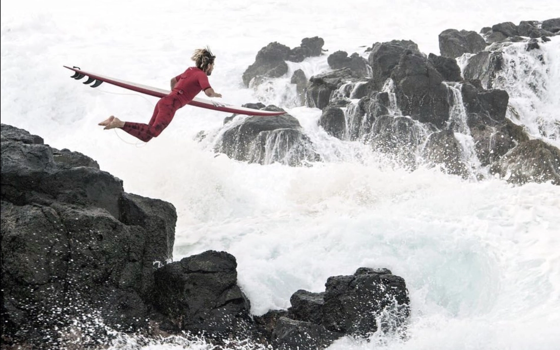 Alex Zirke beim Surfen