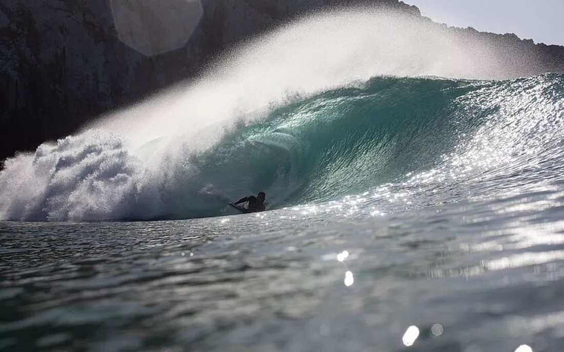 Surfer auf Bodyboard Surfbrett in Barrel