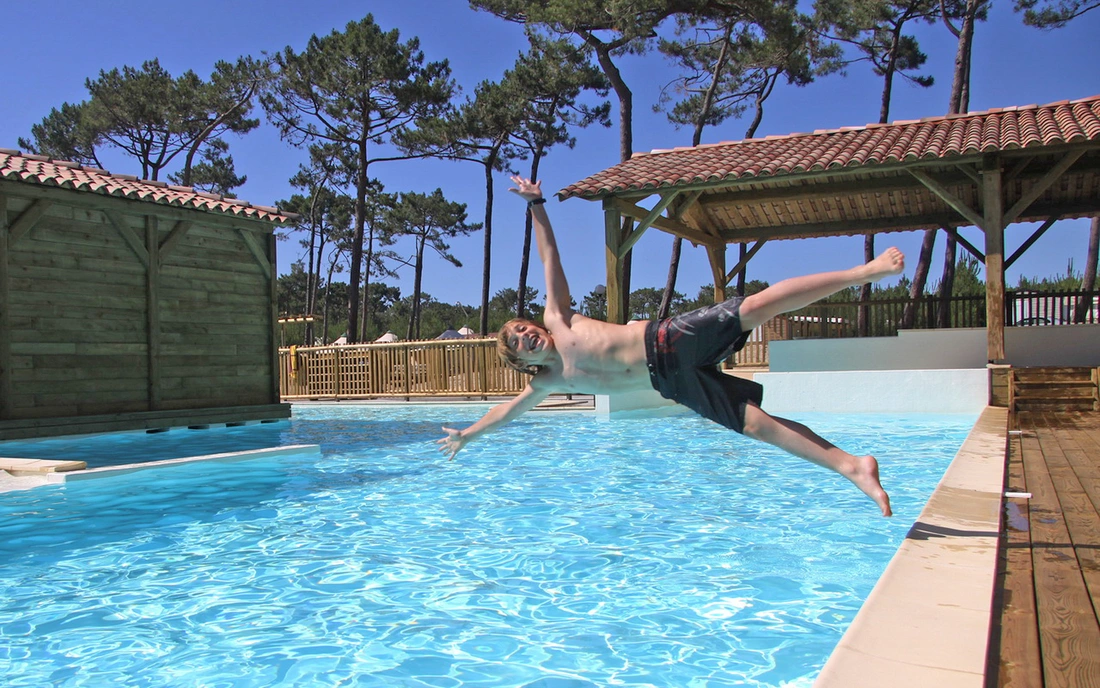 Ein Sprung ins kühle blau am Camping Pool.