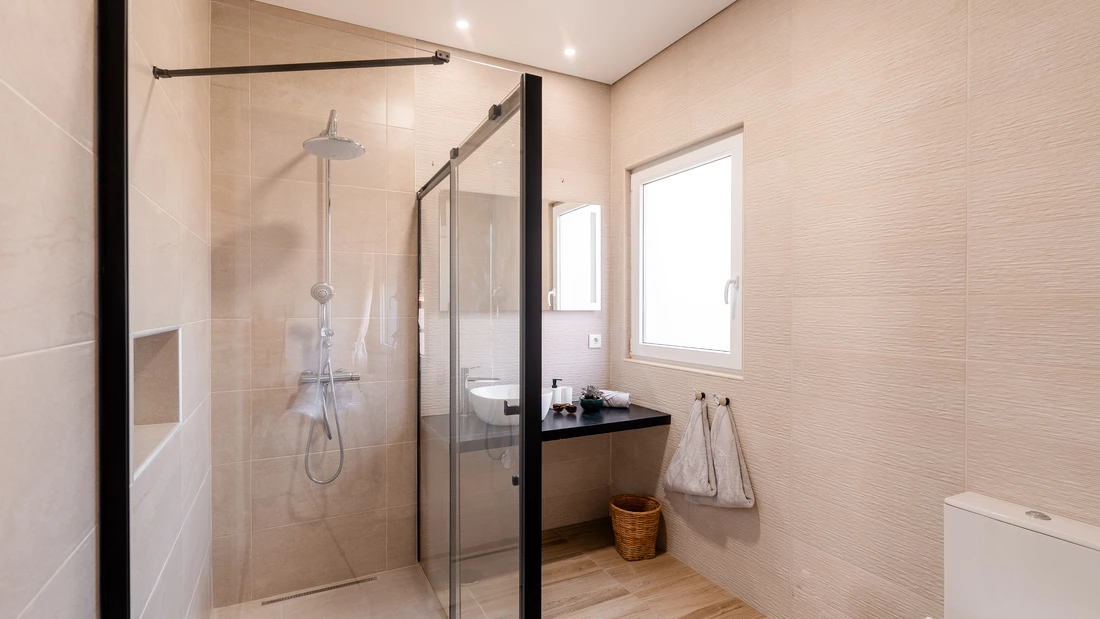 The beautiful bathroom in the family room at Surfcamp Azores.