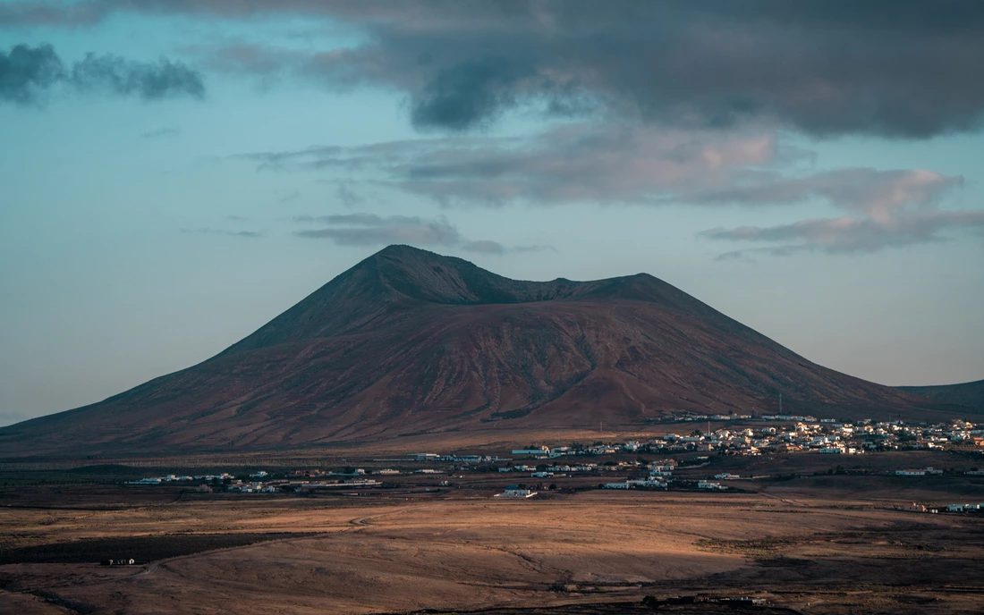 fuerteventura-puresurfcamps-pure-surfcamp-surfcamps-surflessons-kanaren-lajares-surflodge-lodge-canaries-wellenreiten-vulkan-insel-sommer-goodlife-desert-sand-lifestyle-vanlife-urlaub-holiday-surftrip-shaka-dude-beach-waves-pinchitos