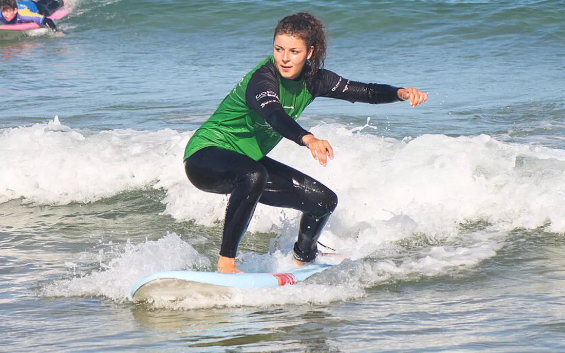 Surferin beim Surfen lernen nach Take Off