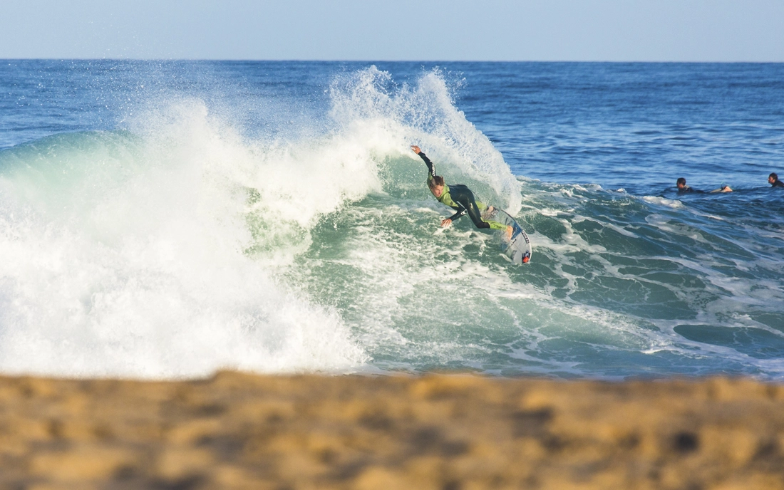 Lenni Jensen beim Surfen in Frankreich