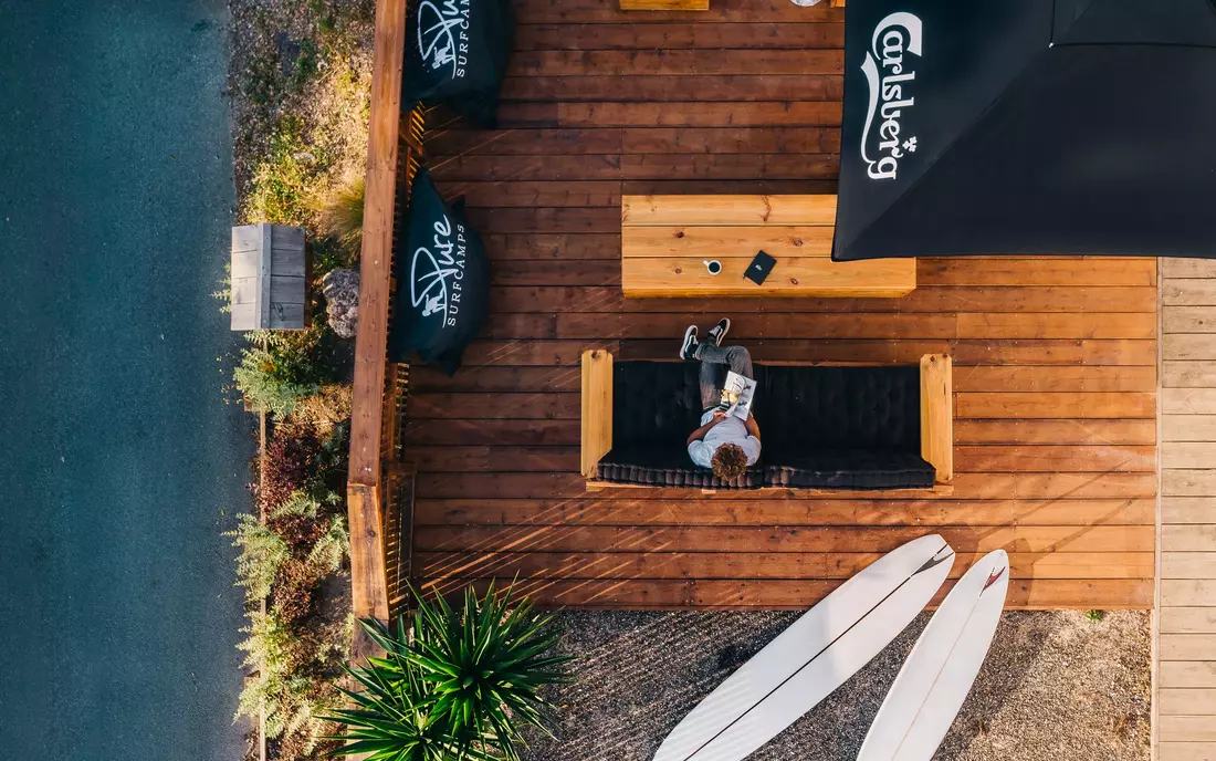 The cozy terrace of the Pure Surfcafé