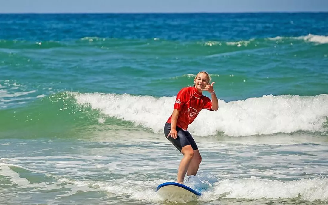 Surferin im Surfkurs im Weisswasser