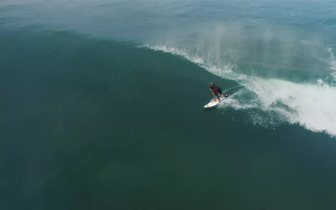 Alex Tesch beim Surfen