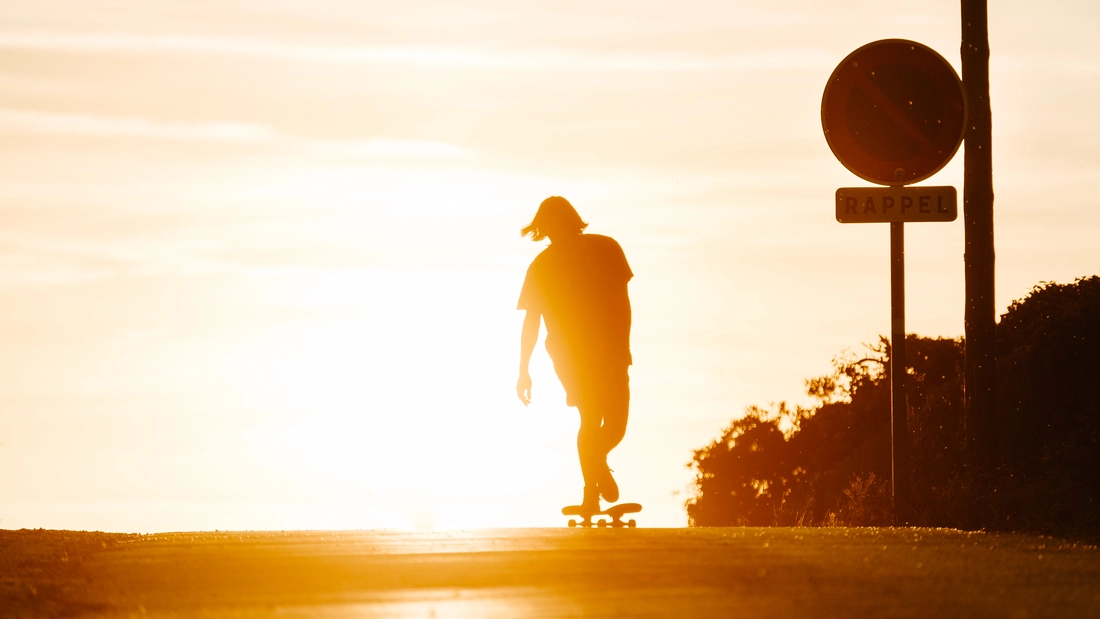 Cruise mit dem Longboard zum Strand