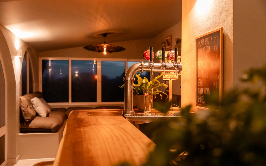 hauseigene Bar in der Lodge