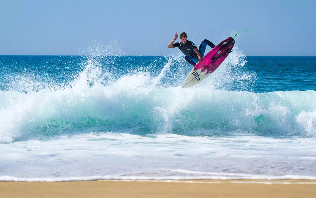 Alex Tesch beim Surfen