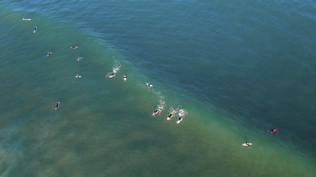 puresurfcamps-frankreich-surfschule-qualität-meer-surfkurs-st.-girons-plage-jugend-reise-drone-surfer