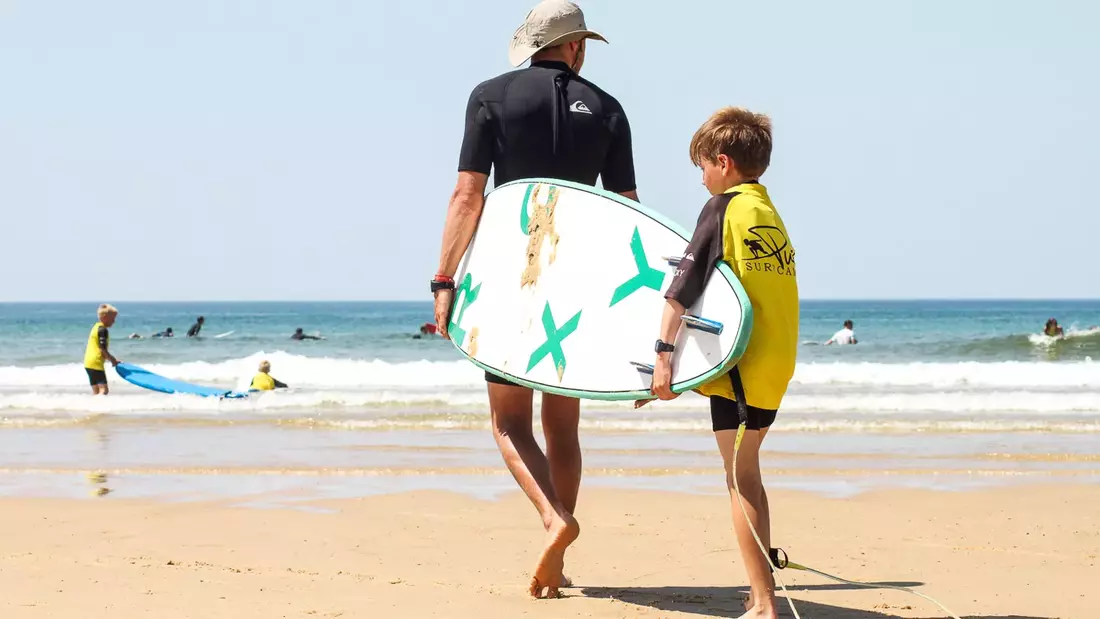 puresurfcamps-familien-surfcamp-moliets-frankreich-surfboards-kinder