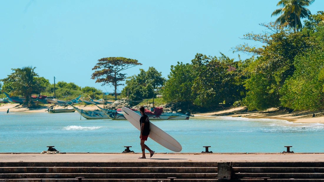 Surfer auf dem Pier in Sri Lanka