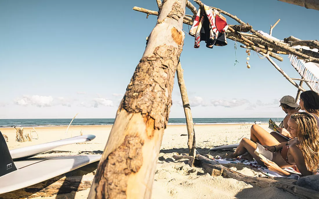 Surfschule bei Pause am Strand