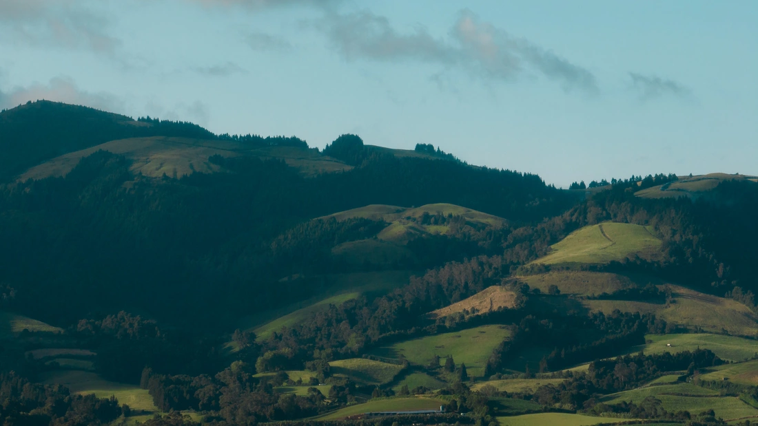 Explore with us the beautiful and overwhelming nature of the Azores. Relaxing hikes to the various hot springs and thermal baths such as Terra Nostra or Caldeira Velha, to viewpoints or to one of the island's waterfalls. Here you can admire nature to the fullest.