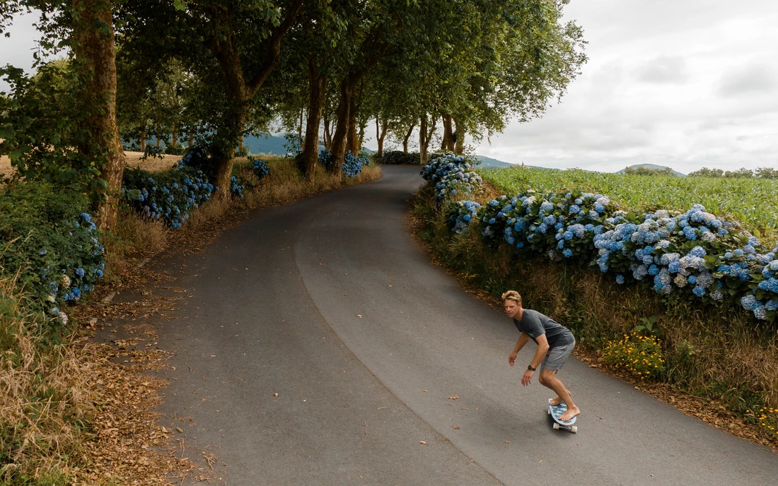 If you want to improve your surfing skills, why not try out a surf skate? You can rent the cruisers and surf skates at the lodge at any time free of charge. We also offer surf skate lessons. Leo drives you to good spots on the island to learn to skate or to improve your skills.