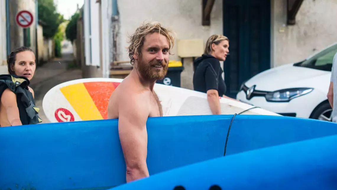Headcoach Adrian beim surfen in Biaritz
