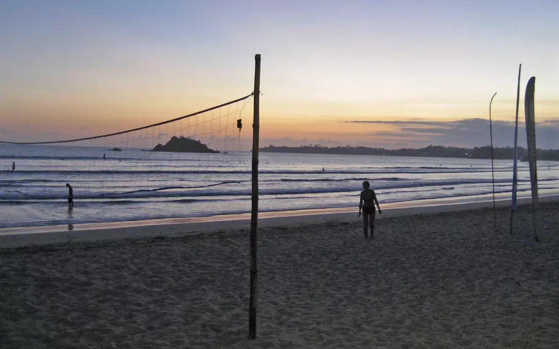 Weligama: Nach dem Surfen noch eine Runde Volleyball spielen