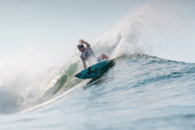 Leon Glatzer qualifiziert sich beim Surfen für Olympia 2021 in Tokio