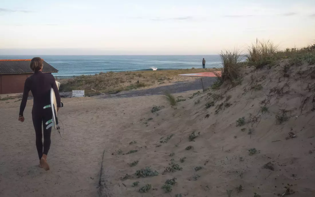 Finn Springborn auf dem Weg zum Surfspot