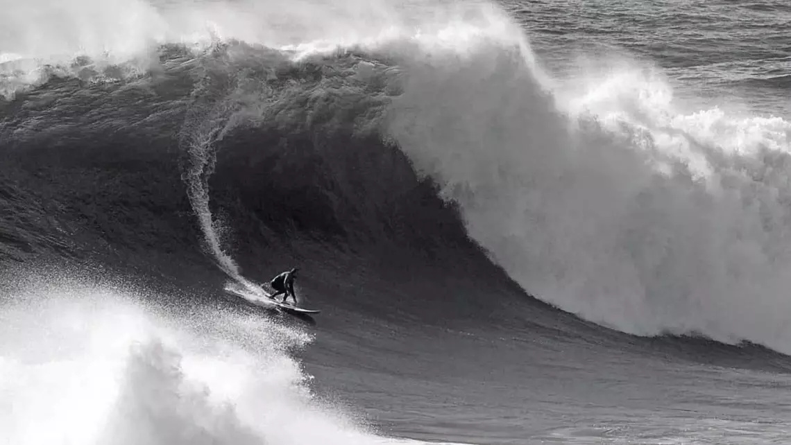 Wer Nazaré selbst anpaddelt, kann surfen
