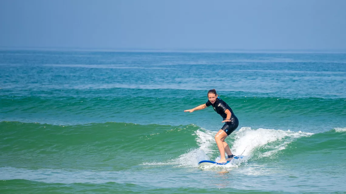 Kinder beim surfen im Pure surfcamps