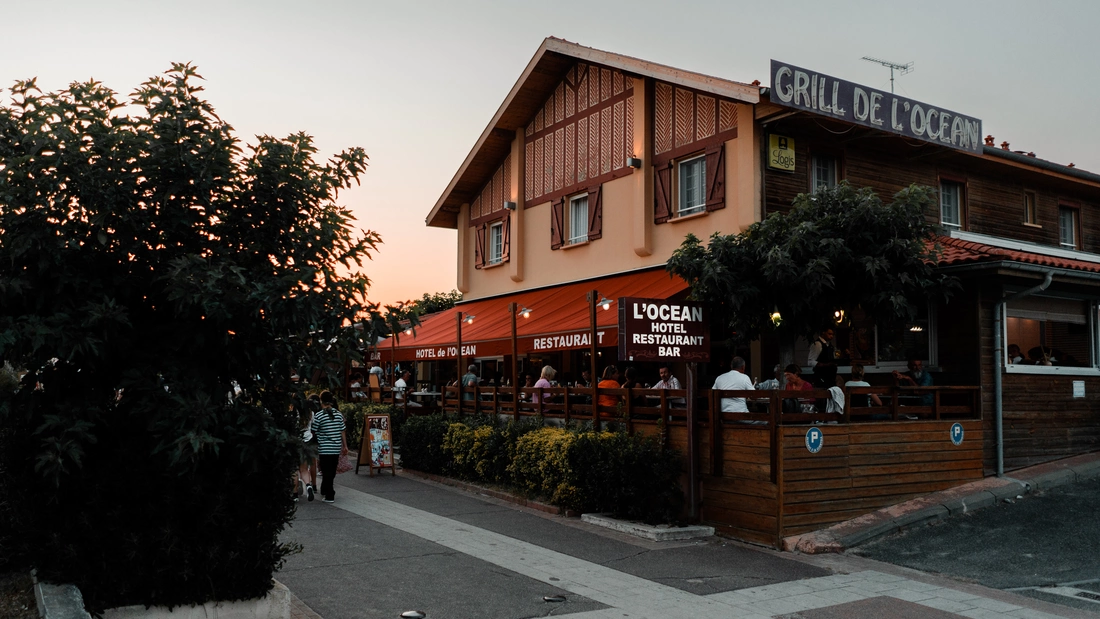 Die vielen Restaurants auf der Promenade erkunden