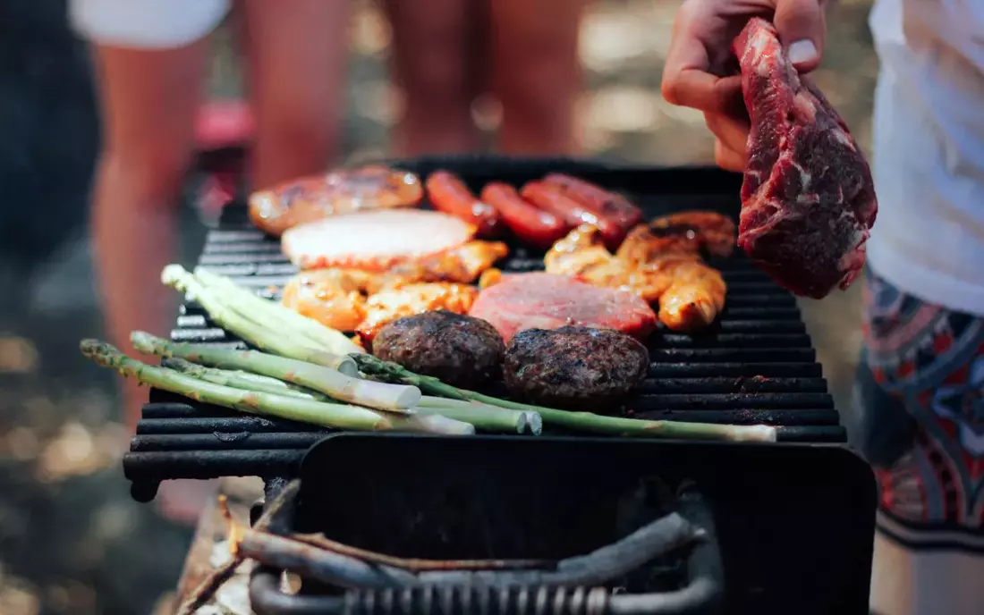 1 x in der Woche gibt es die BBQ Night pure-surfcamps-surflodge-santacruz-portugal