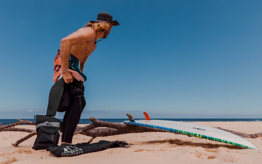 Während man sich umzieht kann man in aller Ruhe schauen welche Welle man surfen will