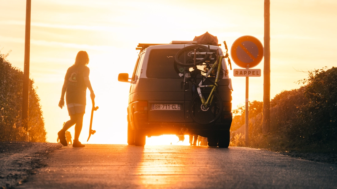 Cruise mit dem Longboard zum Strand