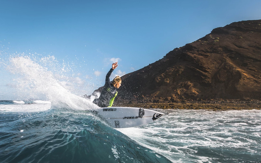 Surfer beim Surfen auf den Kanaren