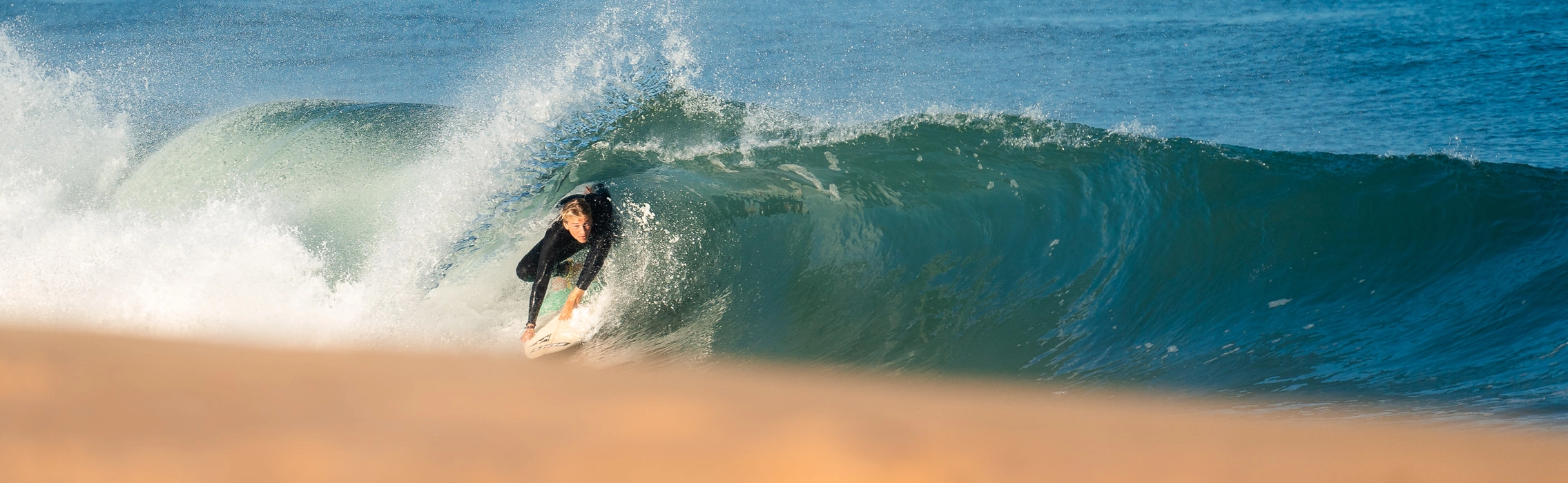 Surfer surft eine Welle in Moliets