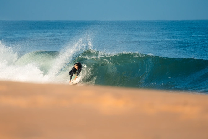 Surfer surft eine Welle in Moliets