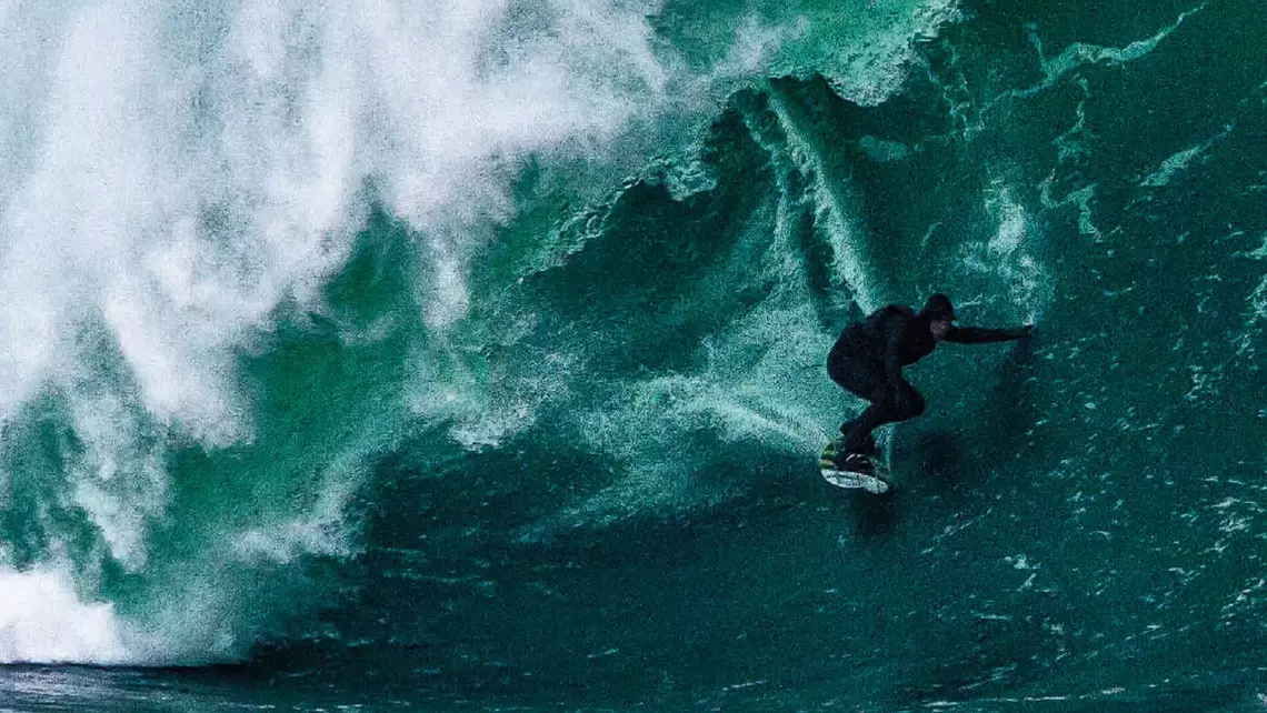 Sebastian surft Mullaghmore im Winter