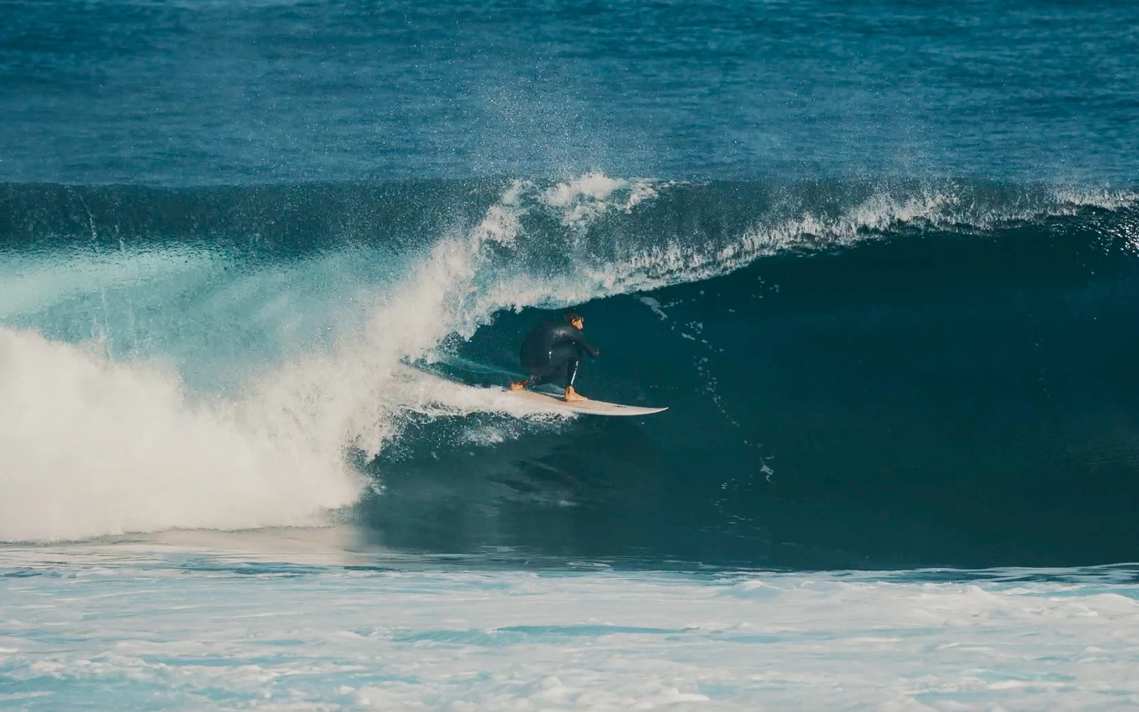 Leon Glatzer surft Barrel auf Teneriffa