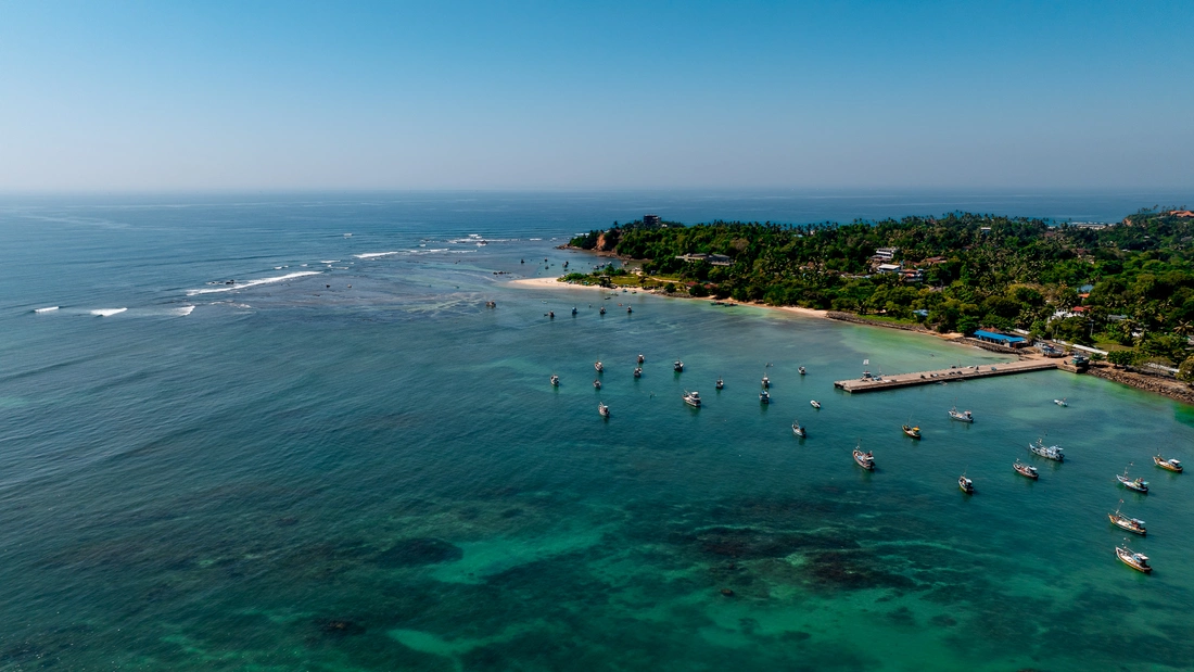 Bucht von oben bei azur blauem wasser in Sri Lanka