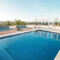 Pool mit Meerblick der Pure Surflodge Portugal