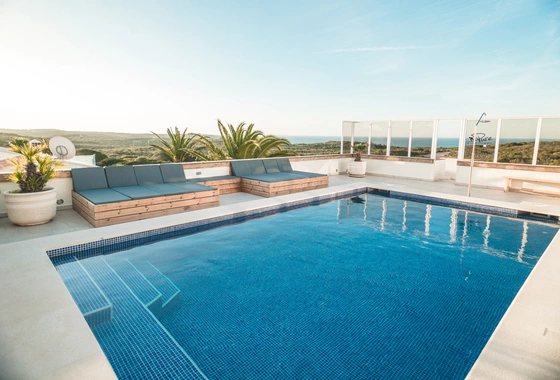 Pool mit Meerblick der Pure Surflodge Portugal