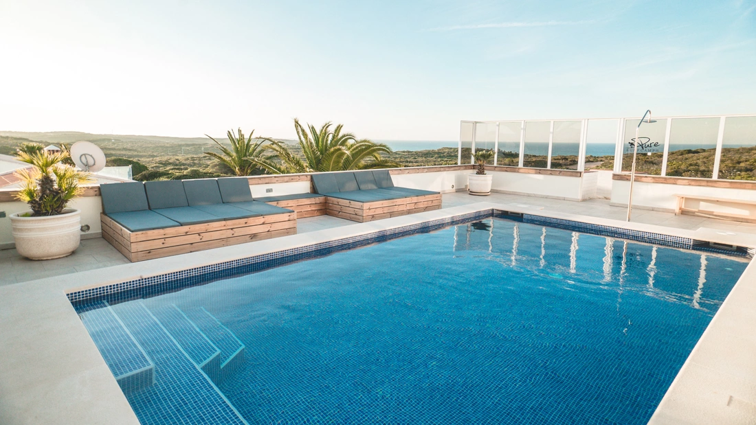 Pool mit Meerblick der Pure Surflodge Portugal