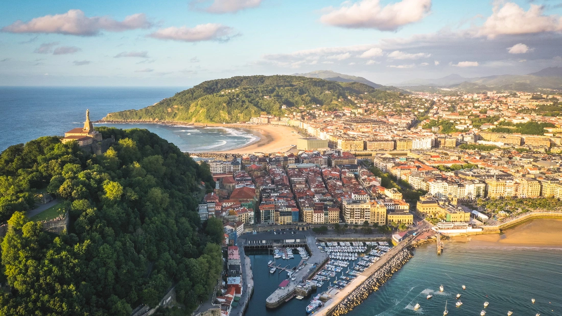 The old town with all its tapas bars, cafes and shops is located at the foot of Monte Urgull