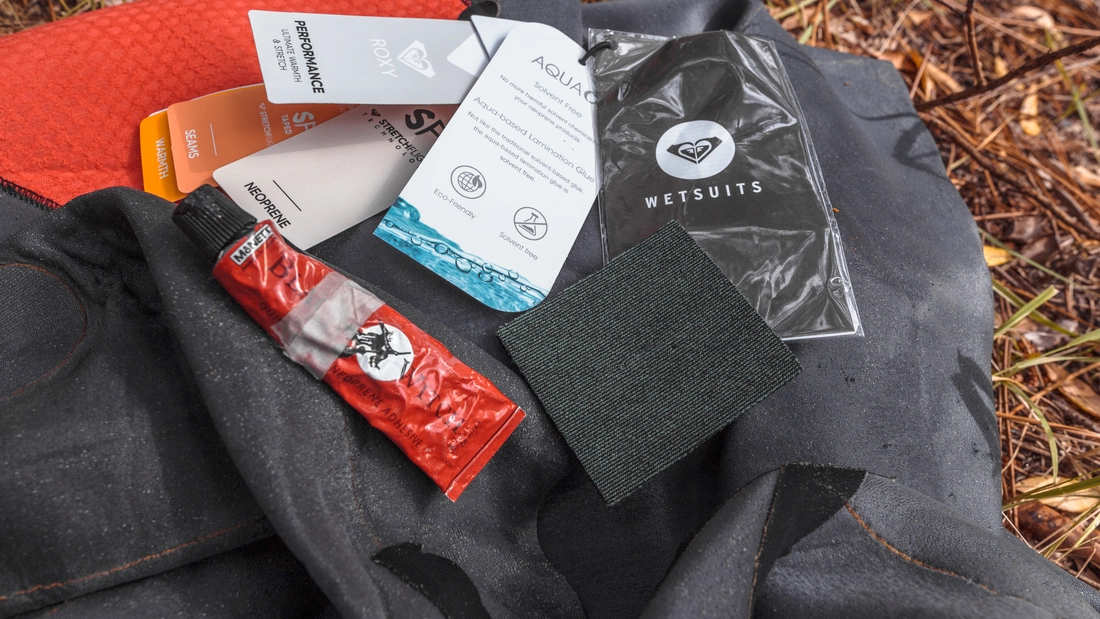 Neoprenanzug und Neoprenkleber auf dem Boden