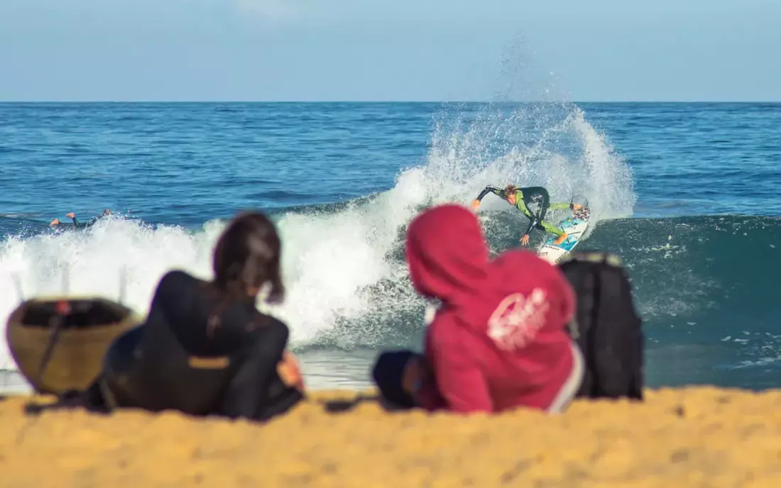 Surfer Girons