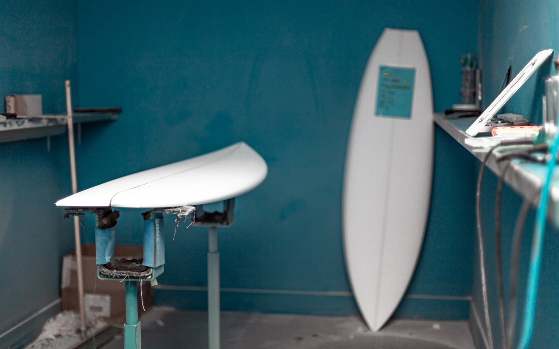 Die Werkstatt eines Surfbrett Shapers mit Surfbrettern