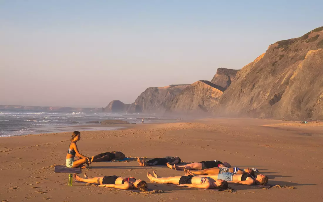 yoga at the beach in the algarve